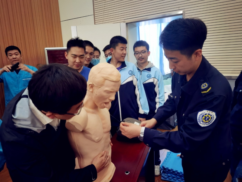 【“三抓三促”行動進行時】之十五中心赴蘭州大學(xué)附屬中學(xué)開展急救知識進校園活動