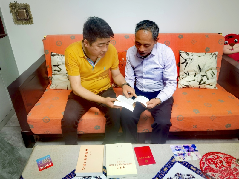 中心黨總支開展主題教育“退休不褪色,學(xué)習(xí)不掉隊(duì)”送學(xué)上門活動(dòng) 中心黨總支開展主題教育“退休不褪色,學(xué)習(xí)不掉隊(duì)”送學(xué)上門活動(dòng)