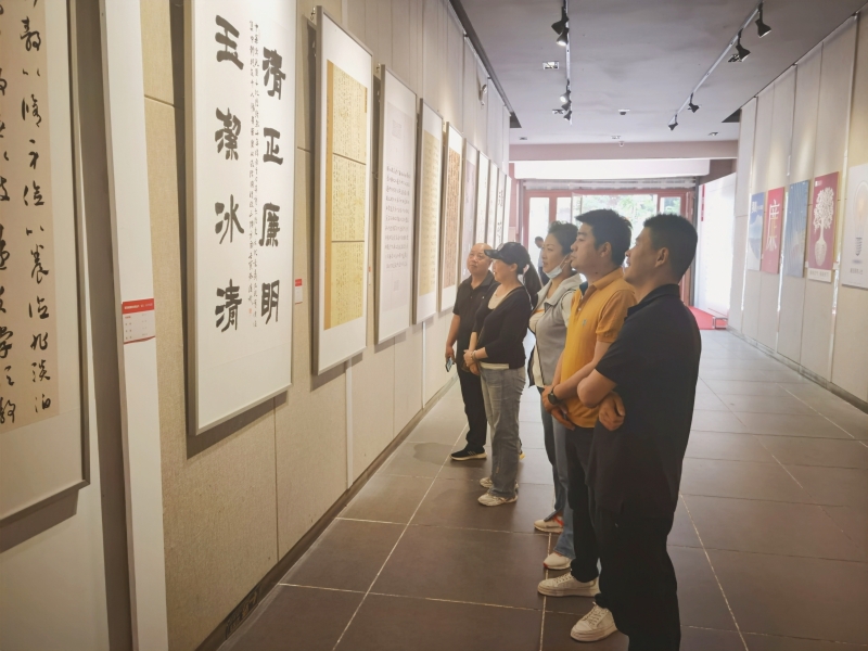 中心組織黨員代表參觀省廉潔文化美術(shù)書法設(shè)計作品展 中心組織黨員代表參觀省廉潔文化美術(shù)書法設(shè)計作品展