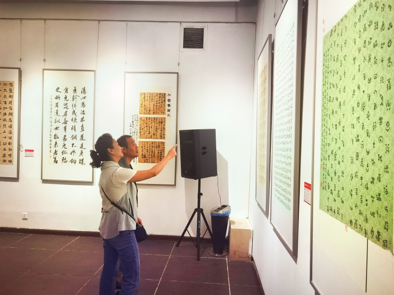 中心組織黨員代表參觀省廉潔文化美術(shù)書法設(shè)計作品展 中心組織黨員代表參觀省廉潔文化美術(shù)書法設(shè)計作品展