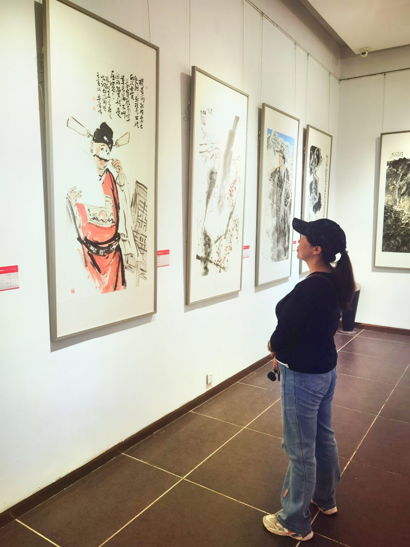 中心組織黨員代表參觀省廉潔文化美術(shù)書法設(shè)計作品展 中心組織黨員代表參觀省廉潔文化美術(shù)書法設(shè)計作品展