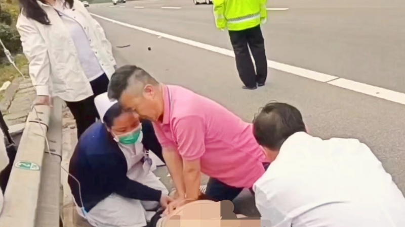 高速路上伸援手 拯救生命顯擔當 省緊急醫(yī)療救援中心高明道醫(yī)生高速路上挺身而出救治一名患者 高速路上伸援手 拯救生命顯擔當 省緊急醫(yī)療救援中心高明道醫(yī)生高速路上挺身而出救治一名患者