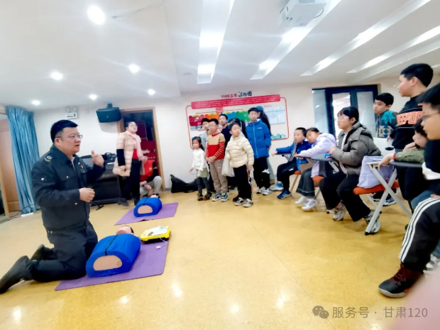 【“三抓三促”行動(dòng)進(jìn)行時(shí)】之四十 急救科普 互“托”健康--省緊急醫(yī)療救援中心赴橋門(mén)社區(qū)冬令營(yíng)開(kāi)展急救知識(shí)及技能科普培訓(xùn)活動(dòng) 【“三抓三促”行動(dòng)進(jìn)行時(shí)】之四十 急救科普 互“托”健康--省緊急醫(yī)療救援中心赴橋門(mén)社區(qū)冬令營(yíng)開(kāi)展急救知識(shí)及技能科普培訓(xùn)活動(dòng)