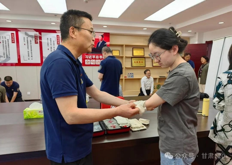 省緊急醫(yī)療救援中心走進(jìn)省中醫(yī)藥管理局開展健康科普與急救技能培訓(xùn)宣教活動 省緊急醫(yī)療救援中心走進(jìn)省中醫(yī)藥管理局開展健康科普與急救技能培訓(xùn)宣教活動