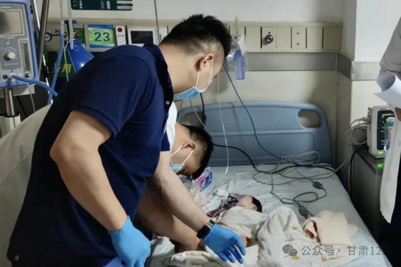 千里護航新生希望 生命接力創(chuàng)造奇跡——甘肅省緊急醫(yī)療救援中心成功完成70天腦出血患兒跨區(qū)域醫(yī)療轉(zhuǎn)運 千里護航新生希望 生命接力創(chuàng)造奇跡——甘肅省緊急醫(yī)療救援中心成功完成70天腦出血患兒跨區(qū)域醫(yī)療轉(zhuǎn)運